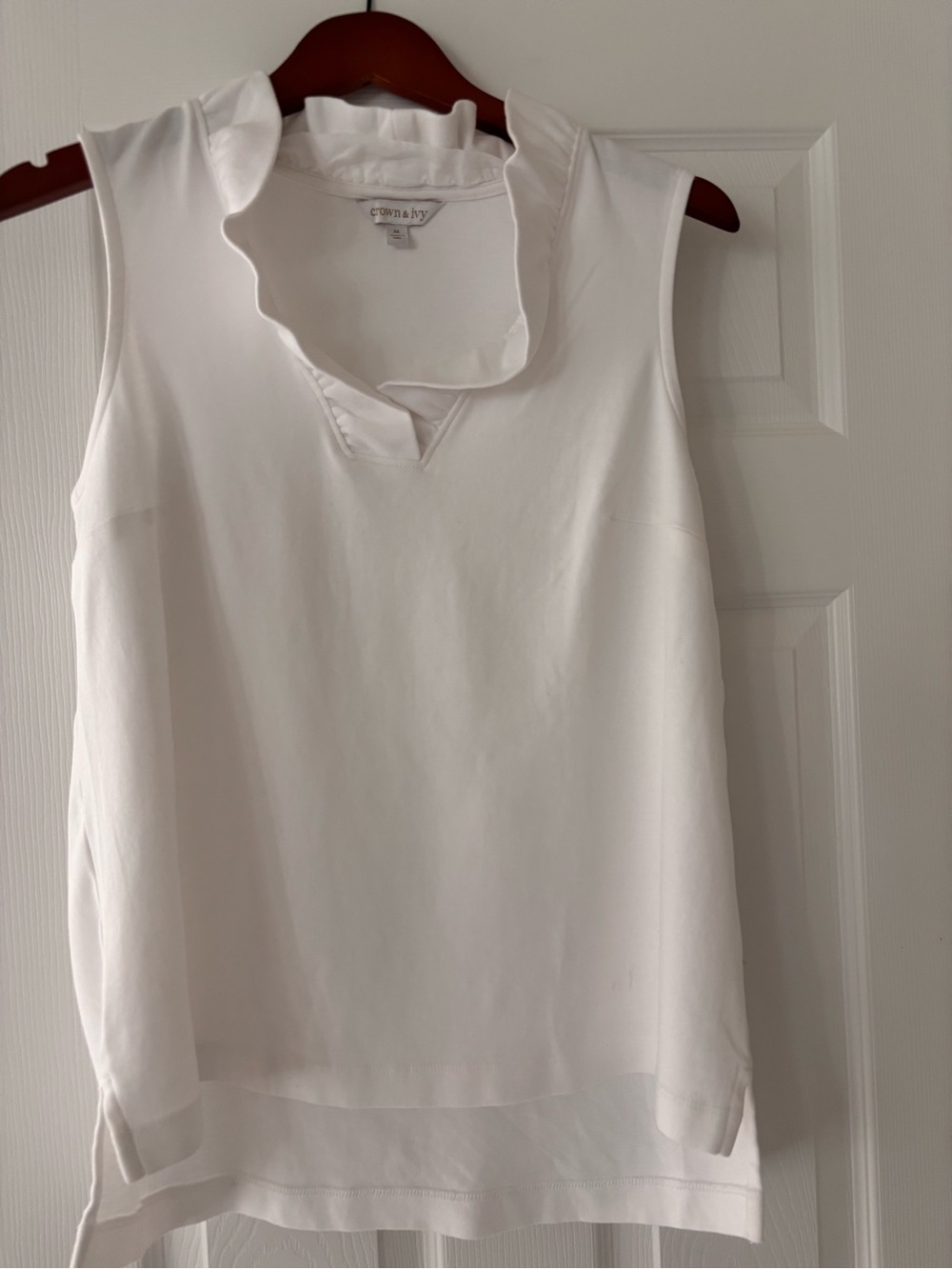 Crown & Ivy White Sleeveless Ruffled Collar Top